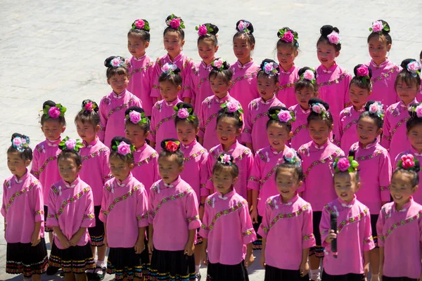 Miao Minorität pubertierende Mädchen rosa Kostüm singen — Stockfoto