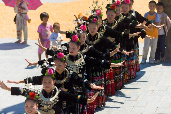 Miao vrouwen Festival dansen dorpsplein — Stockfoto