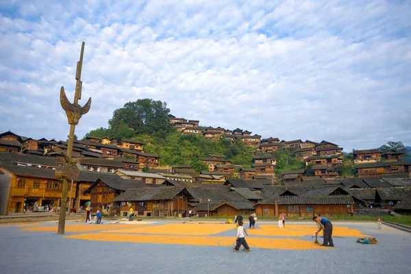 Xijiang Miao μειονότητα χωριό πλατεία σπίτια — Φωτογραφία Αρχείου