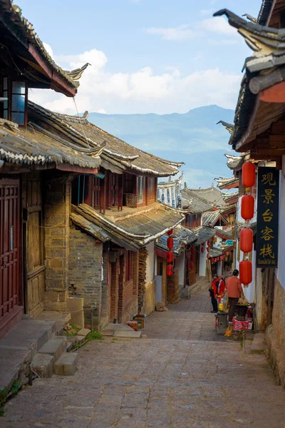 Παλιά πόλη της Lijiang κατηφορικό δρομάκι παραδοσιακά σπίτια — Φωτογραφία Αρχείου