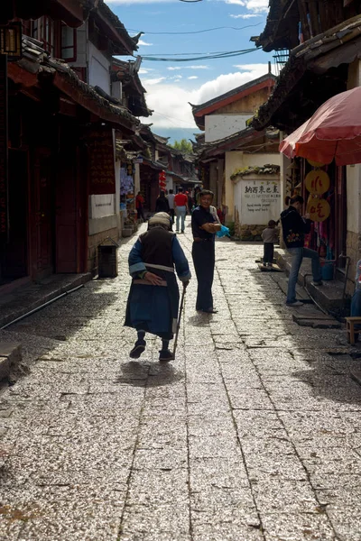 Lijiang Chiny starego miasta Starsza kobieta Naxi Alley — Zdjęcie stockowe