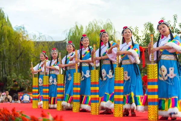 Lijiang étnica minoría mujeres bailando etapa poste —  Fotos de Stock