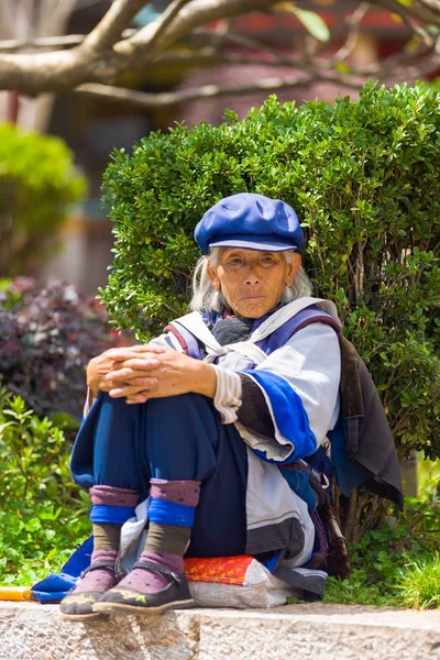 Lijiang geleneksel Naxi oturan kadın giyinmiş — Stok fotoğraf