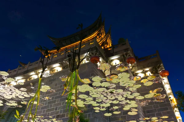 Lijiang künstlerische chinesische Tor Wasser Reflexion — Stockfoto