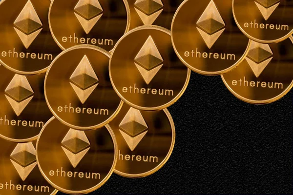 黒の背景に Ethereum コイン — ストック写真