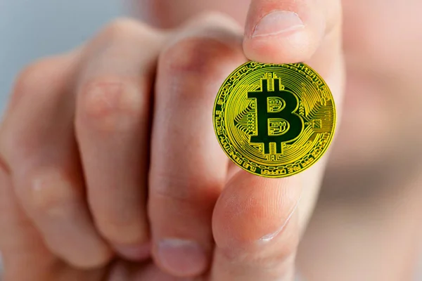 Bir Bitcoin gösteren parmaklı