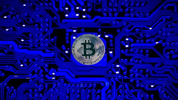 Prata Bitcoin Fundo Azul — Fotografia de Stock