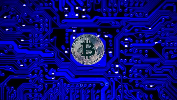 Argento Bitcoin Sfondo Blu — Foto Stock