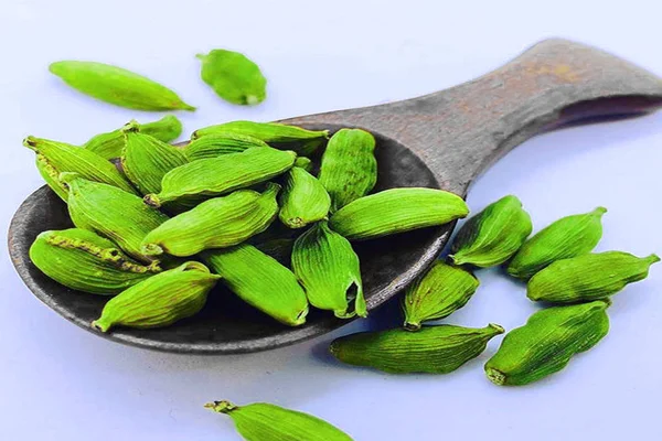 Kaşıklı Kakule ve Beyaz Arkaplan