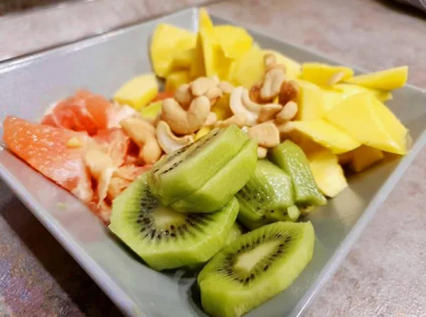  Tabakta Kivi Kaju Salatası