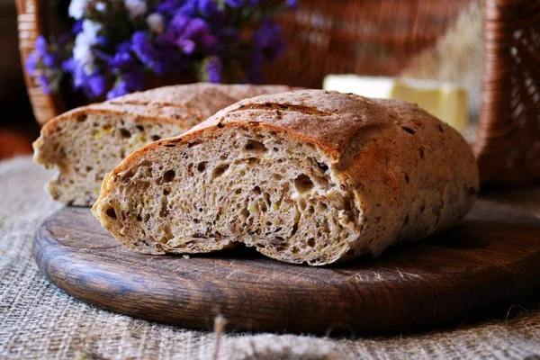 Pane di semi di lino sulla lavagna — Foto Stock