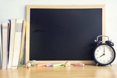 Geri okul ve arka plan için ahşap masa ba tahtaya