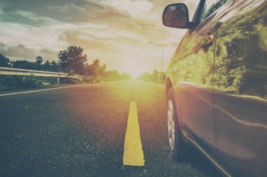 Gündoğumu, yolda araba. Vintage renk stili.