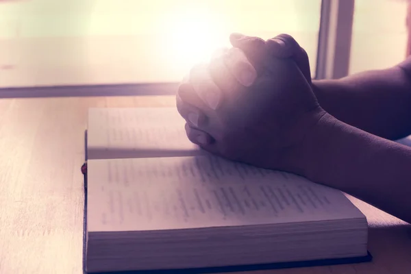 Des mains humaines sur le livre. Prier sur la sainte Bible . — Photo