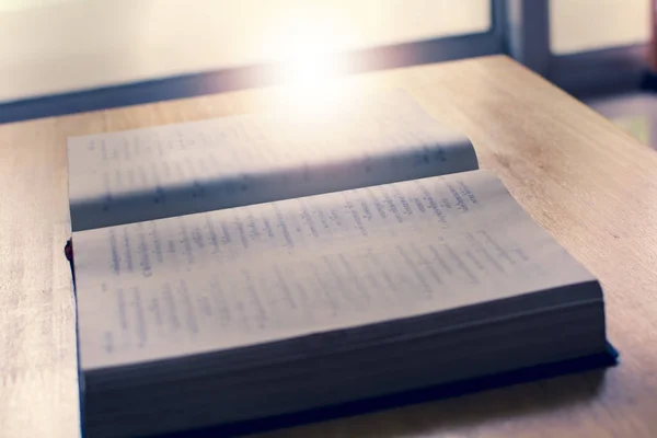 La lumière flottant sur la Bible. Concept de foi . — Photo