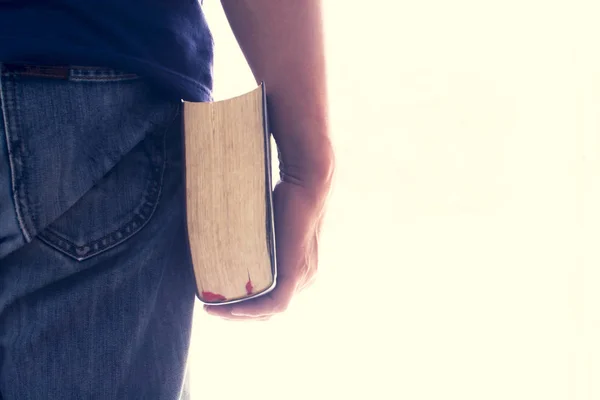 Main d'homme tenant une bible isolée. Couleur vintage. C'est Clipp. — Photo