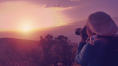 Beyaz arka plan üzerinde mangosten sepeti isoloated.