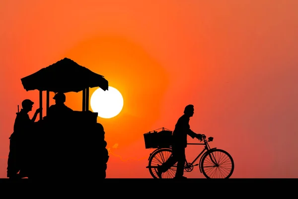 Siluet görüntü. Yaşam savaşı günbatımı manzarasıyla.