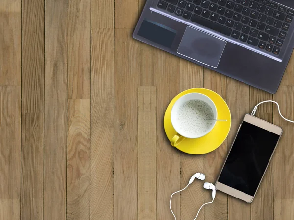 Laptop, Smartphone a horké mléko na pozadí. — Stock fotografie