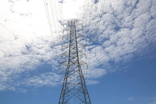 Hoogspanning toren en blauwe hemel. Energieconcept. — Stockfoto