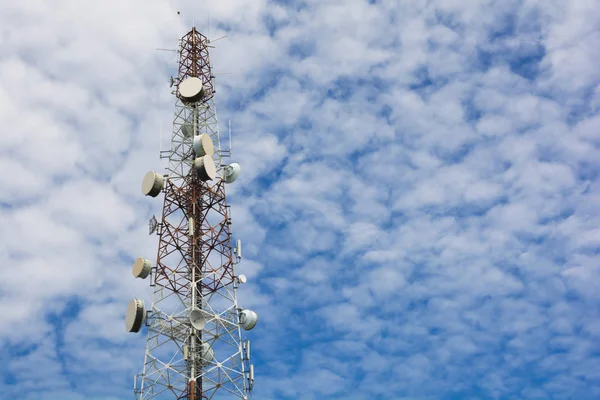 Anten kutubun bağlı telekomünikasyon ekipmanları.