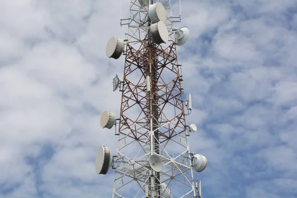 Sprzętu telekomunikacyjnego, dołączony na maszt anteny. — Zdjęcie stockowe