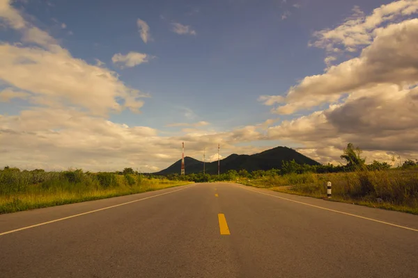Güzel mavi gökyüzü ve yolun arka planı için.