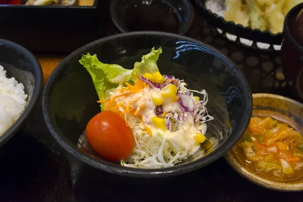 Vegetabilsk salat med japansk Gourmet Set – stockfoto