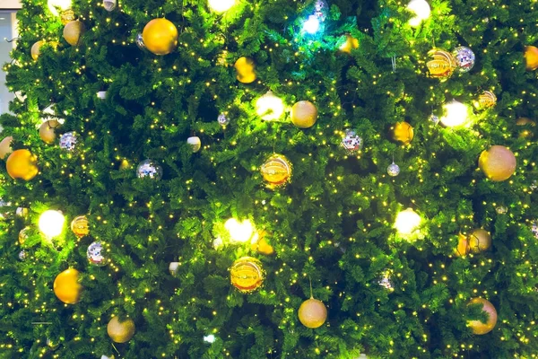 Bolas de Natal e Lâmpada na árvore de Natal . — Fotografia de Stock
