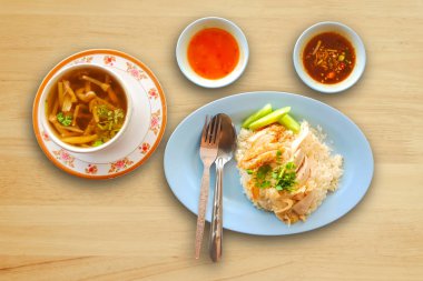 Tay geleneksel gıda sette ahşap masa (Khao-Mun-Kai).