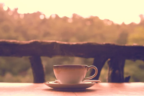 Sabahları sıcak kahve içecek