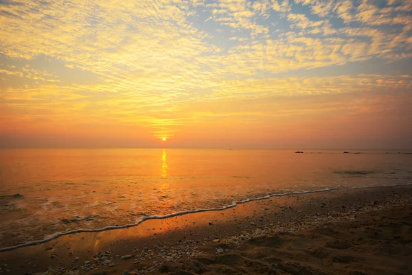 Belo pôr do sol na praia — Fotografia de Stock