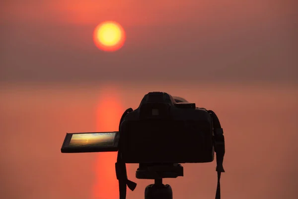 Câmera digital e borrão de cena do pôr do sol — Fotografia de Stock