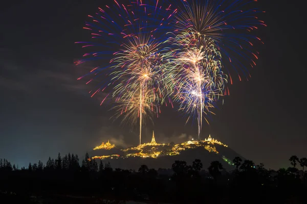 Feuerwerk über dem Berg im Festzelt — Stockfoto