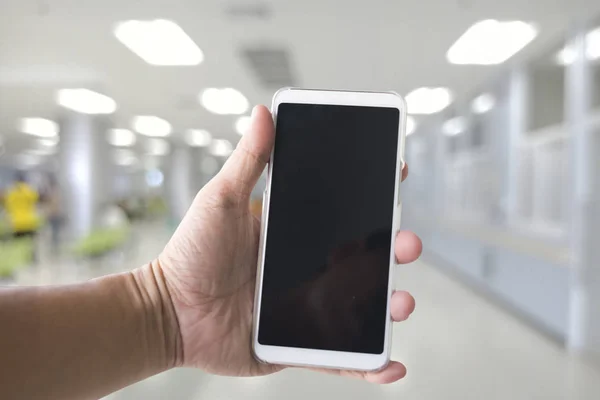 Beyaz smartphone hastanede tutan adam el.