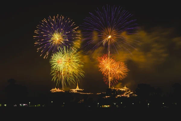 Vuurwerk boven de berg in het festival (Phra Nakhon Khiri) — Stockfoto