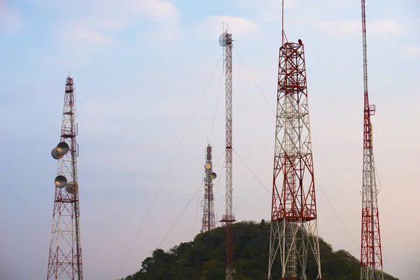 Kommunikation torn och himmel bakgrund. — Stockfoto