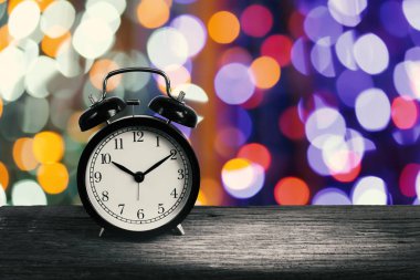 Grunge ahşap masa çalar saat