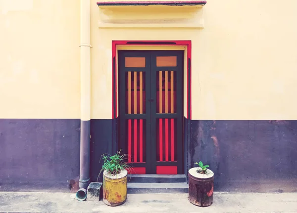 Duvardaki renkli kapı.