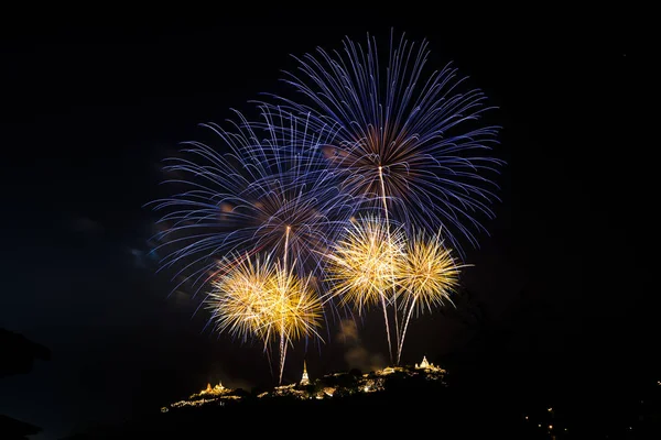 Feuerwerk über dem Berg im Festzelt. — Stockfoto