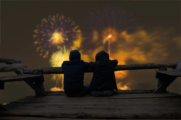 Paar entspannt auf Holzterrasse — Stockfoto