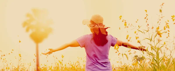 Femme debout dans le champ de fleurs jaunes . — Photo