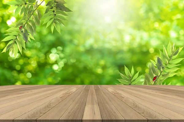 Yeşil arka plan bulanık ile kahverengi ahşap masa.