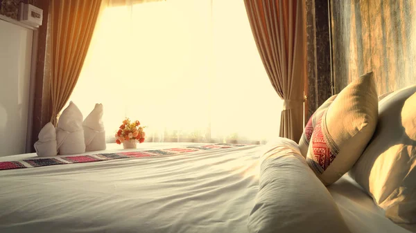 Yatak odası ve güneş sabah penceresinden.