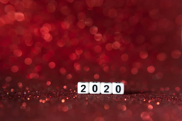 O cube2020 e Iluminação Vermelha desfocado fundo . — Fotografia de Stock