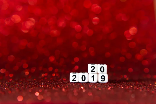Cube2020 och Red Lighting suddig bakgrund. — Stockfoto