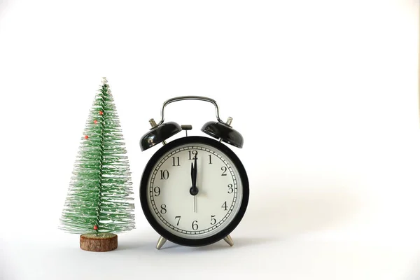 Un pin et une horloge rétro sur fond blanc . — Photo