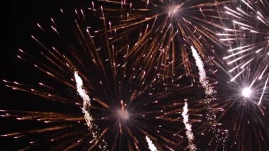 Gecenin rengarenk havai fişeklerinin patlaması.