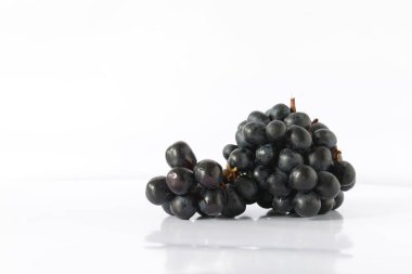Beyaz arkaplanda izole edilmiş Kara Tohumsuz Üzümler.