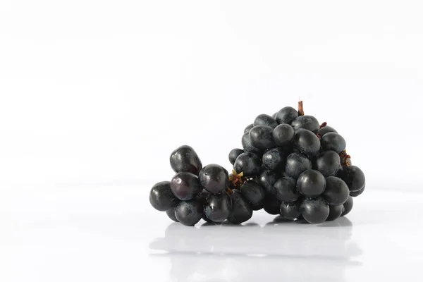 Beyaz arkaplanda izole edilmiş Kara Tohumsuz Üzümler.